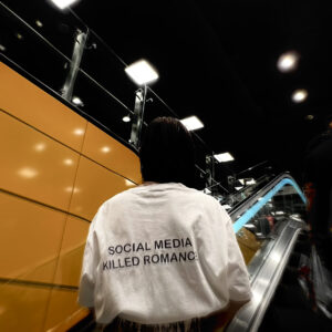 ΒΑΜΒΑΚΕΡΟ T-SHIRT ΜΕ ΤΥΠΩΜΑ *SOCIAL MEDIA WHITE*