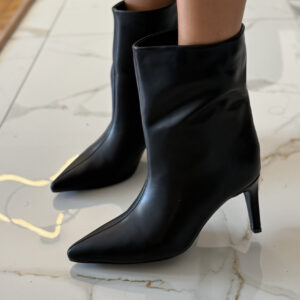 MINIMAL BLACK BOOTS
