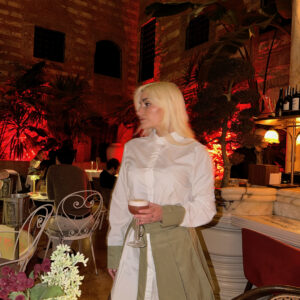 ΛΕΥΚΟ ΠΟΥΚΑΜΙΣΟ ΦΟΡΕΜΑ ΜΕ ΧΑΚΙ ΦΟΥΣΤΑ-ΖΩΝΗ