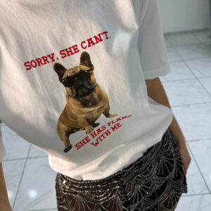 "SORRY SHE CAN'T" WHITE BAMBAKEΡΟ T-SHIRT ME TYΠΩΜΑ