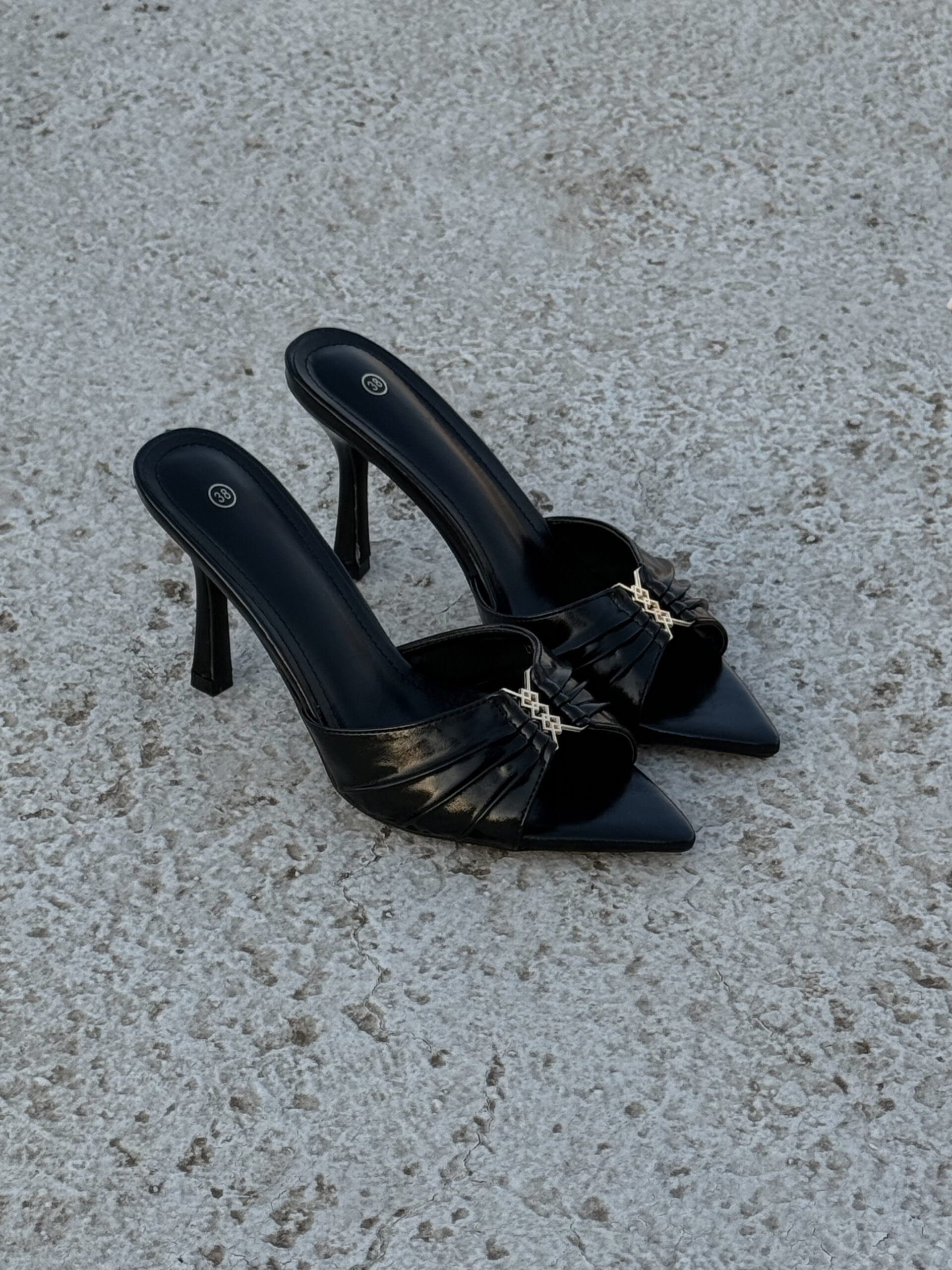 ΣΤΙΛΕΤΟ MULES ME ΧΡΥΣΗ ΑΓΚΡΑΦΑ