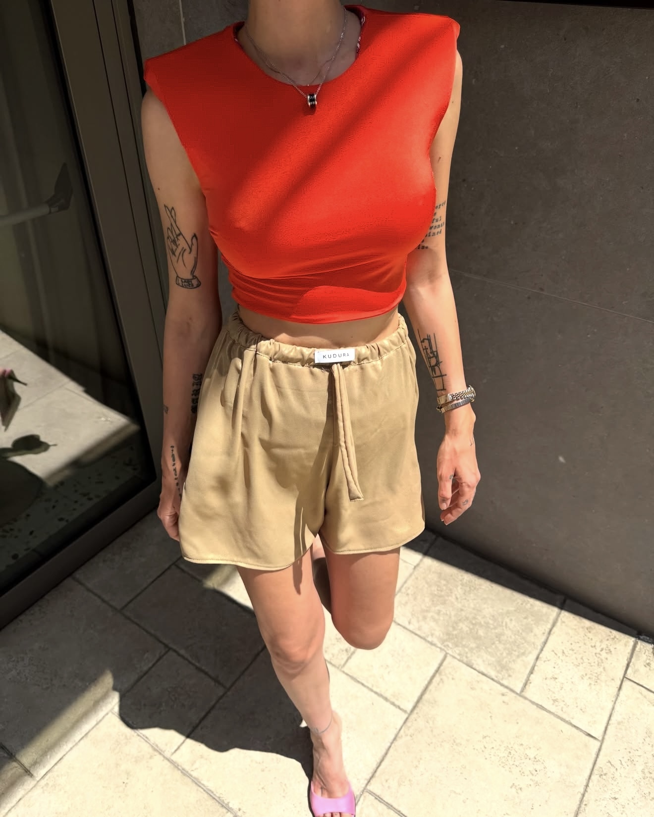 DOUBLE SIDE CROP TOP ΜΕ ΒΑΤΕΣ ΣΤΟΥΣ ΩΜΟΥΣ - Image 2