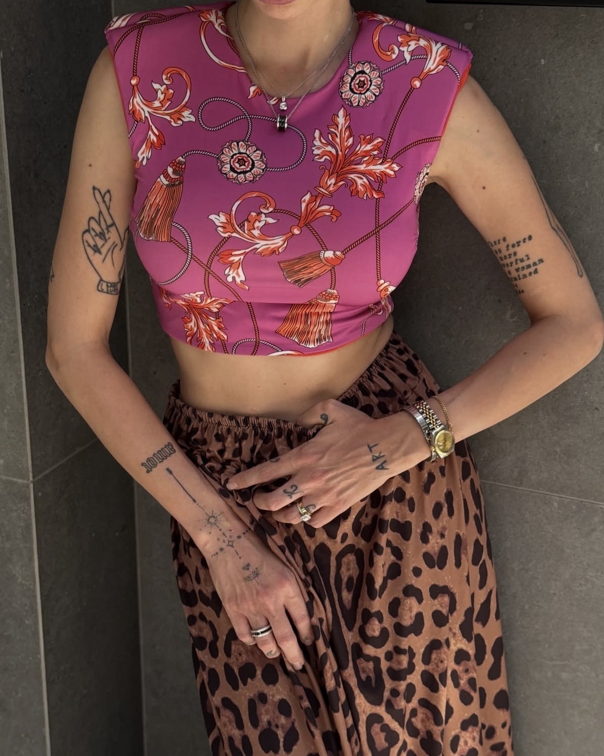 DOUBLE SIDE CROP TOP ΜΕ ΒΑΤΕΣ ΣΤΟΥΣ ΩΜΟΥΣ