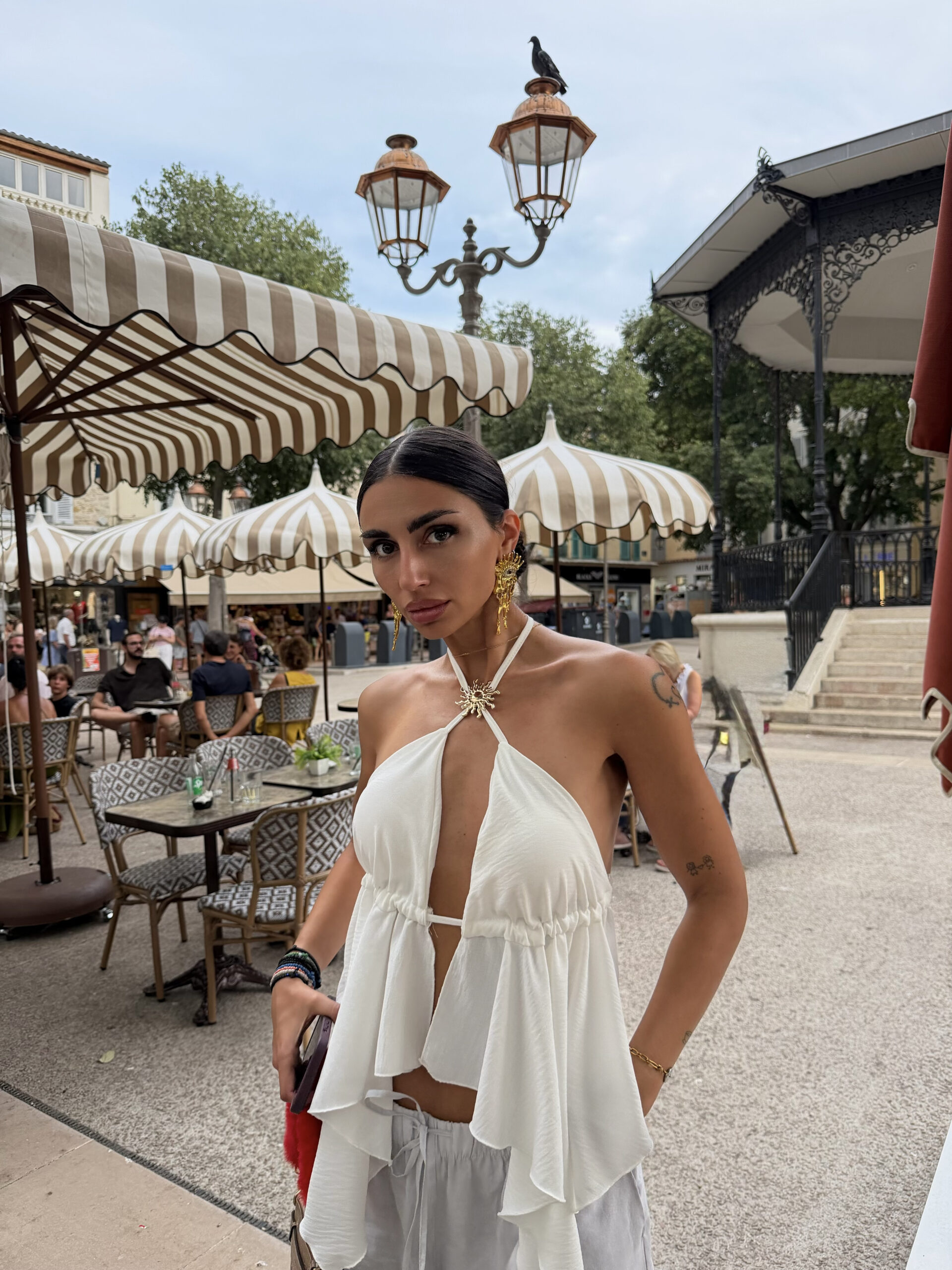 WHITE BOHO HALTERNECK TOP ME ΧΡΥΣΗ ΛΕΠΤΟΜΕΡΕΙΑ