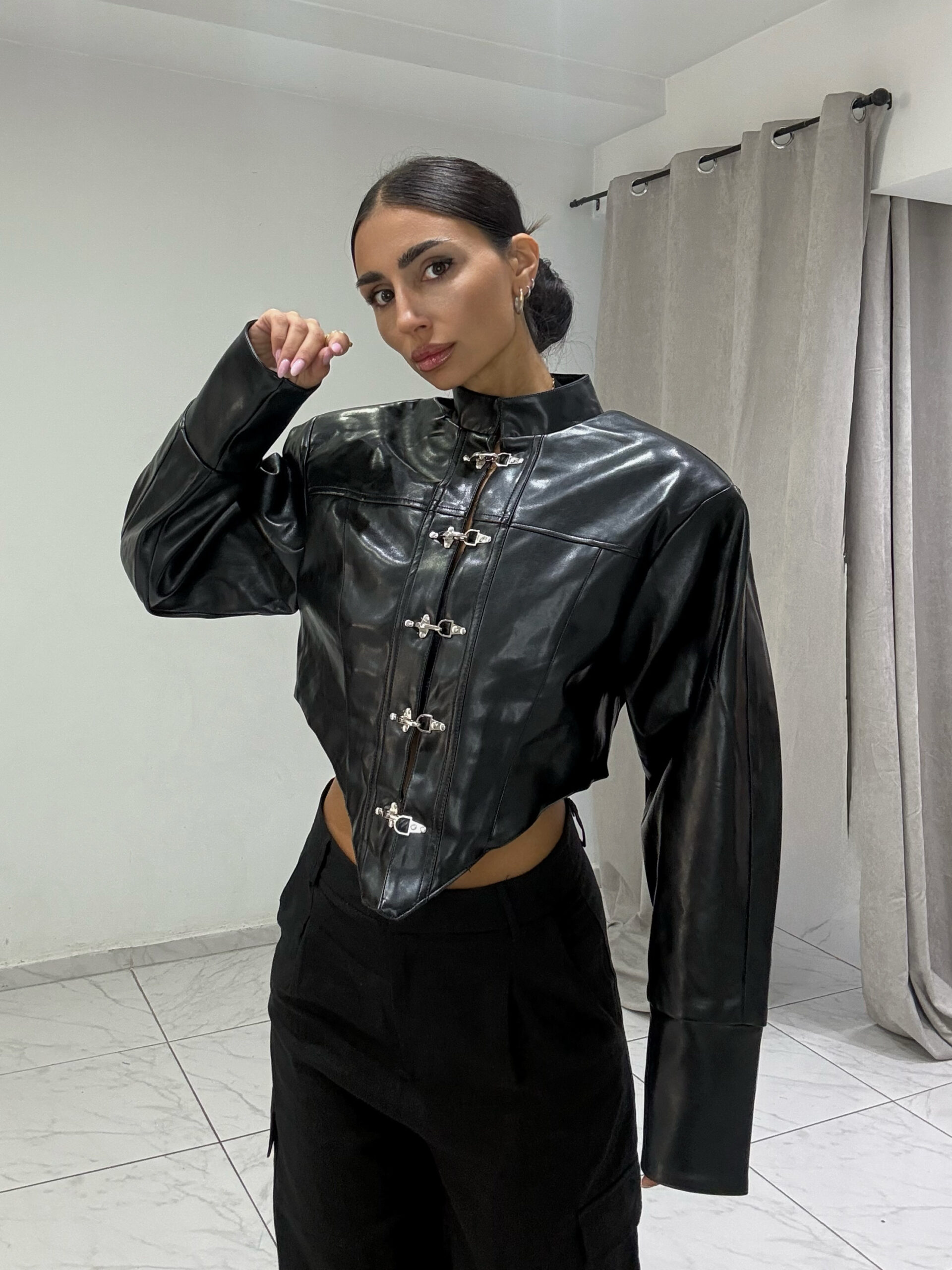 FAUX LEATHER CROPPED JACKET ΜΕ ΑΣΥΜΜΕΤΡΟ ΤΕΛΕΙΩΜΑ - Image 2