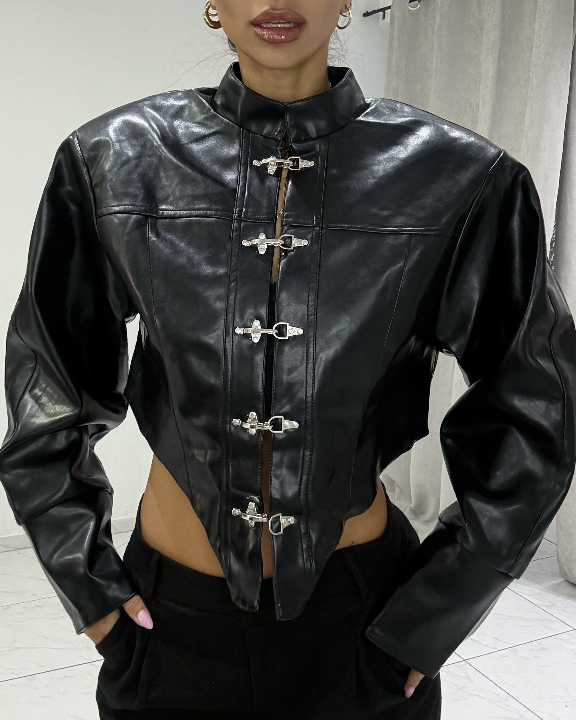 FAUX LEATHER CROPPED JACKET ΜΕ ΑΣΥΜΜΕΤΡΟ ΤΕΛΕΙΩΜΑ
