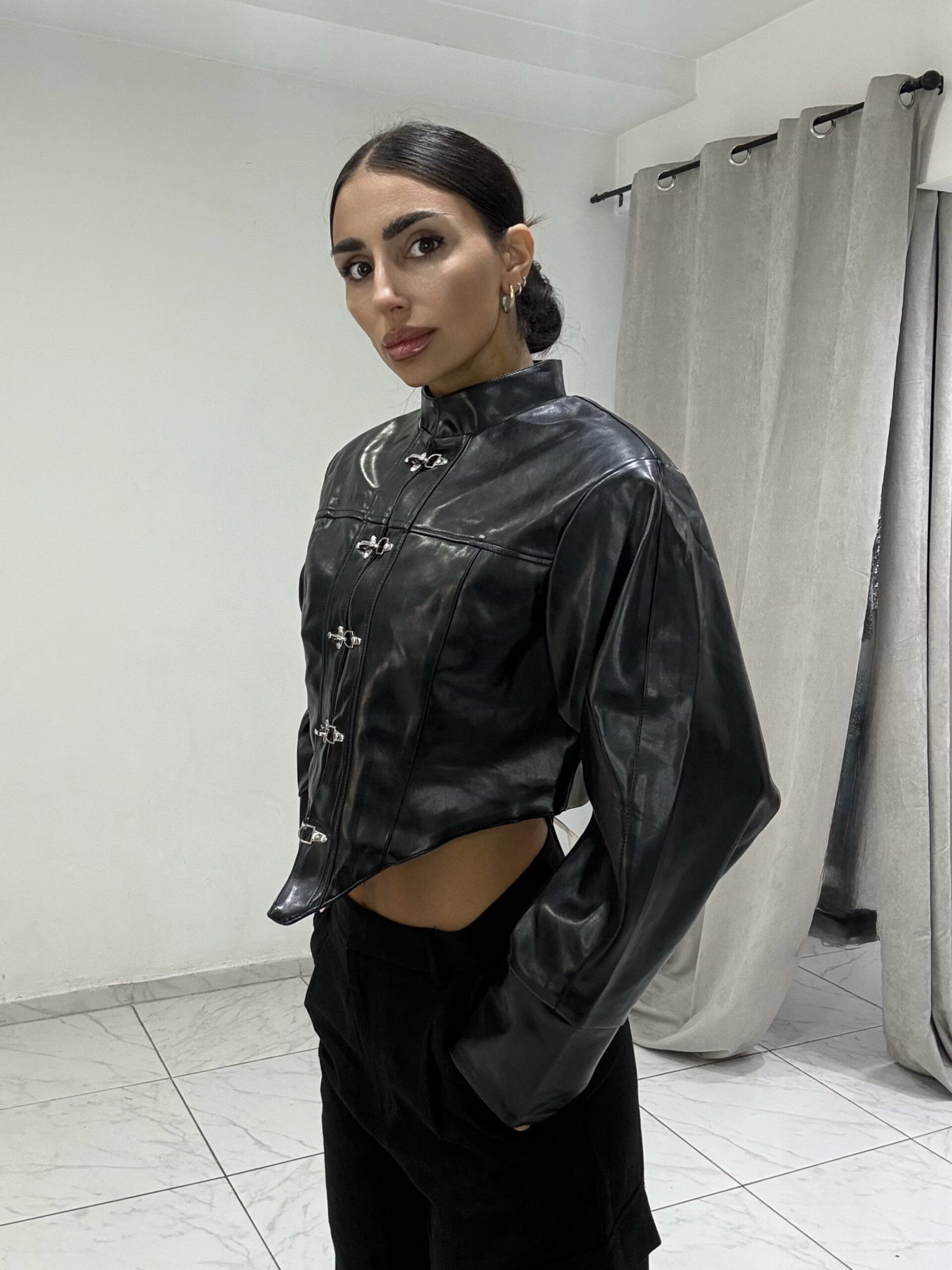 FAUX LEATHER CROPPED JACKET ΜΕ ΑΣΥΜΜΕΤΡΟ ΤΕΛΕΙΩΜΑ - Image 3