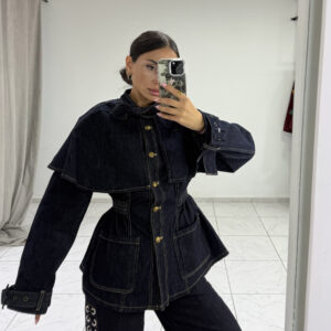 DENIM ΤΖΑΚΕΤ-ΚΑΠΑ ΜΕ ΜΕΣΑΤΗ ΣΙΛΟΥΕΤΑ ΚΑΙ ΧΡΥΣΑ ΚΟΥΜΠΙΑ