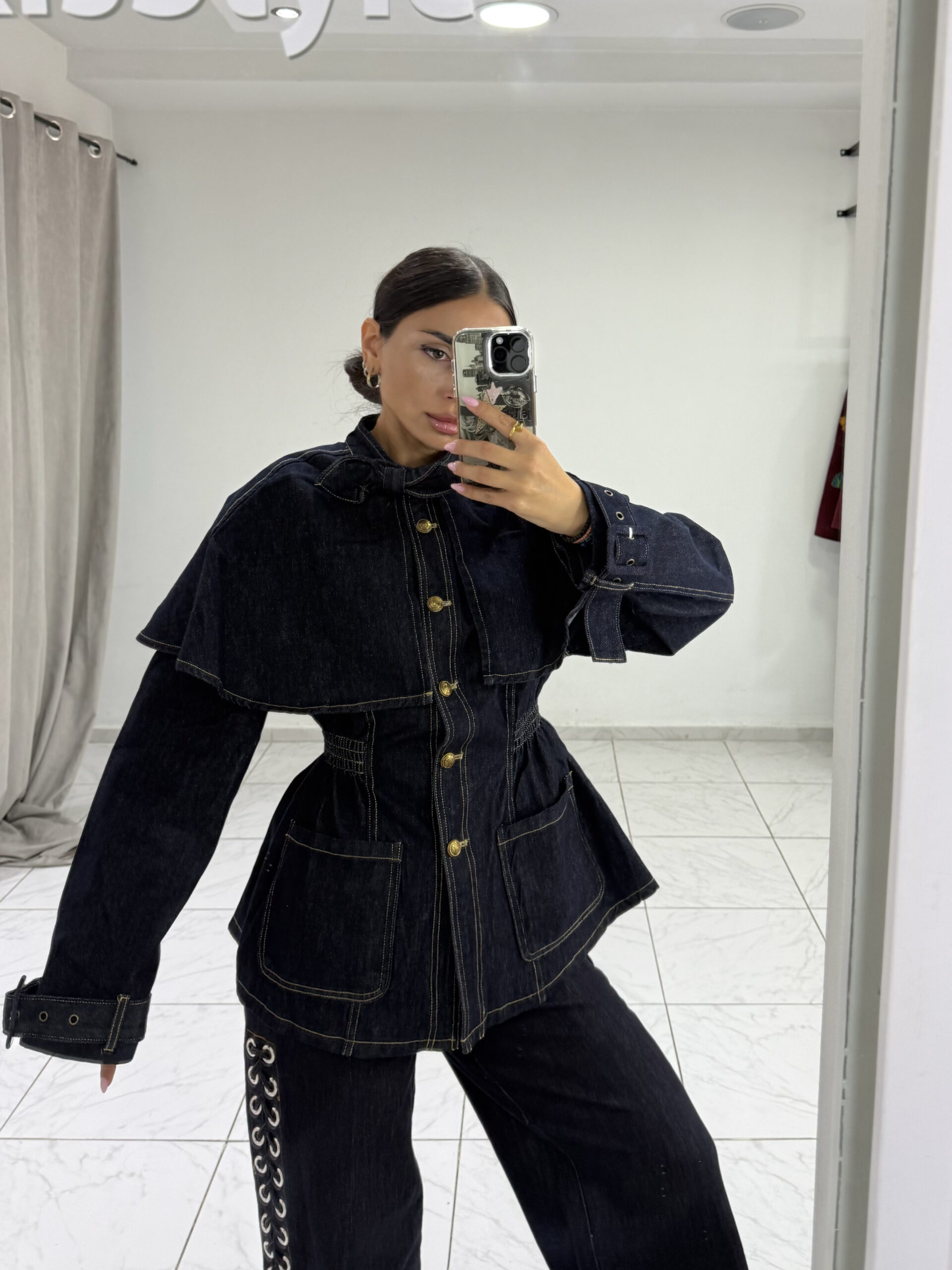 DENIM ΤΖΑΚΕΤ-ΚΑΠΑ ΜΕ ΜΕΣΑΤΗ ΣΙΛΟΥΕΤΑ ΚΑΙ ΧΡΥΣΑ ΚΟΥΜΠΙΑ