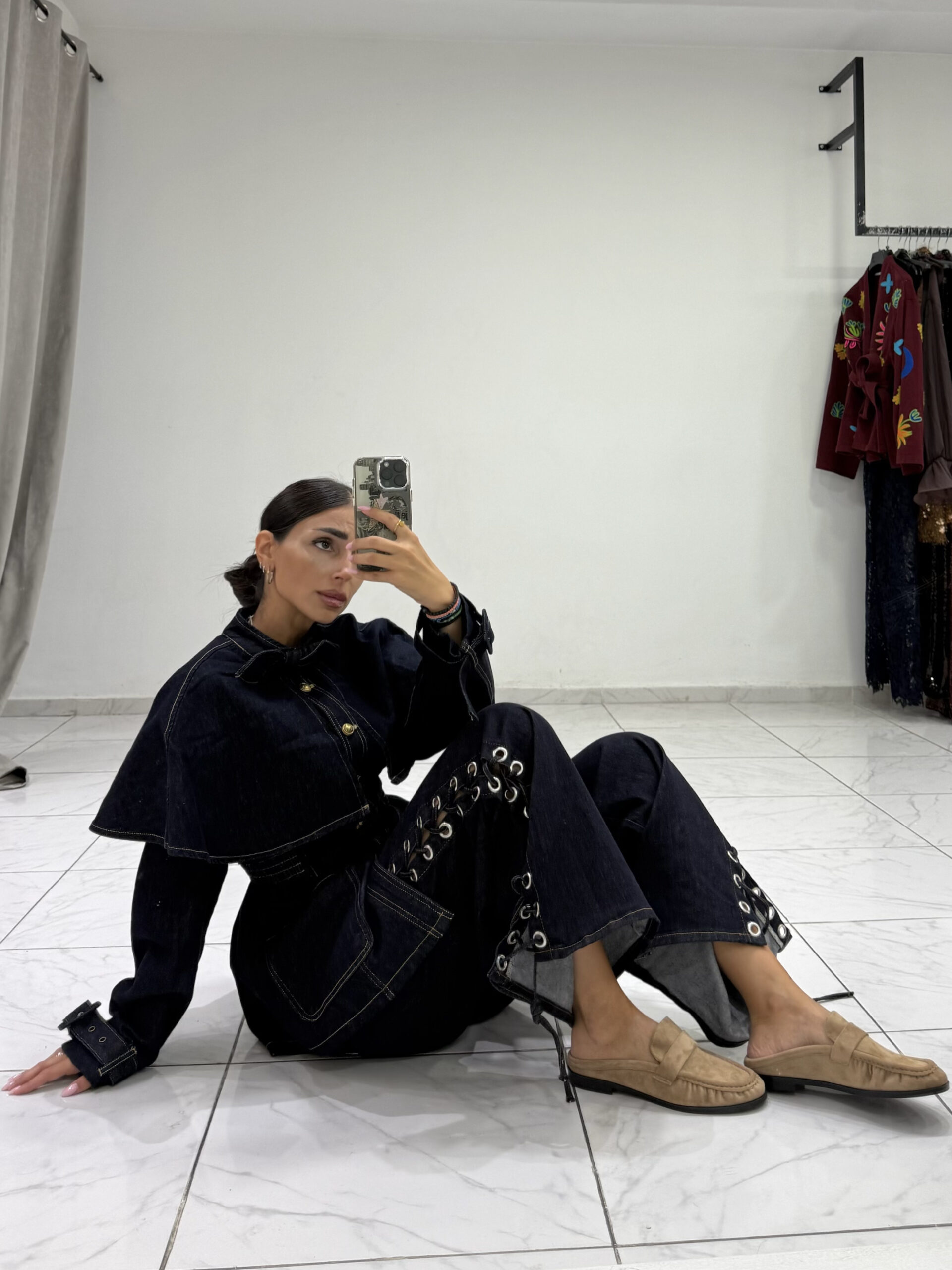 DENIM ΤΖΑΚΕΤ-ΚΑΠΑ ΜΕ ΜΕΣΑΤΗ ΣΙΛΟΥΕΤΑ ΚΑΙ ΧΡΥΣΑ ΚΟΥΜΠΙΑ - Image 2