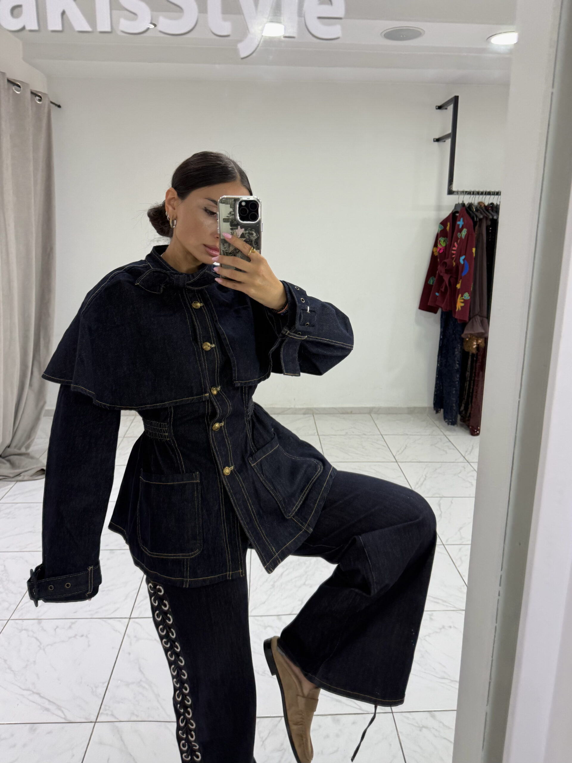 DENIM ΤΖΑΚΕΤ-ΚΑΠΑ ΜΕ ΜΕΣΑΤΗ ΣΙΛΟΥΕΤΑ ΚΑΙ ΧΡΥΣΑ ΚΟΥΜΠΙΑ - Image 3