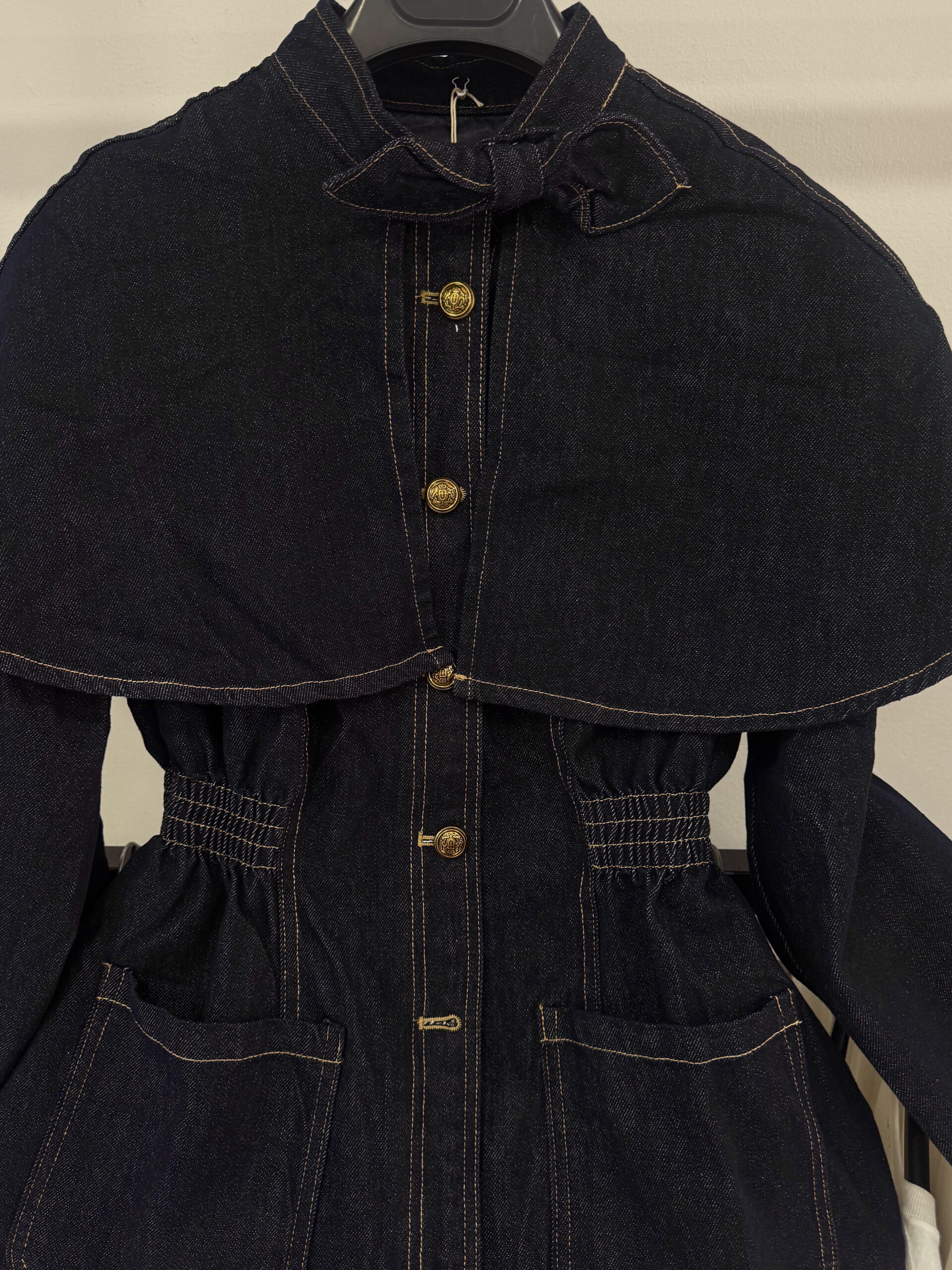 DENIM ΤΖΑΚΕΤ-ΚΑΠΑ ΜΕ ΜΕΣΑΤΗ ΣΙΛΟΥΕΤΑ ΚΑΙ ΧΡΥΣΑ ΚΟΥΜΠΙΑ - Image 4