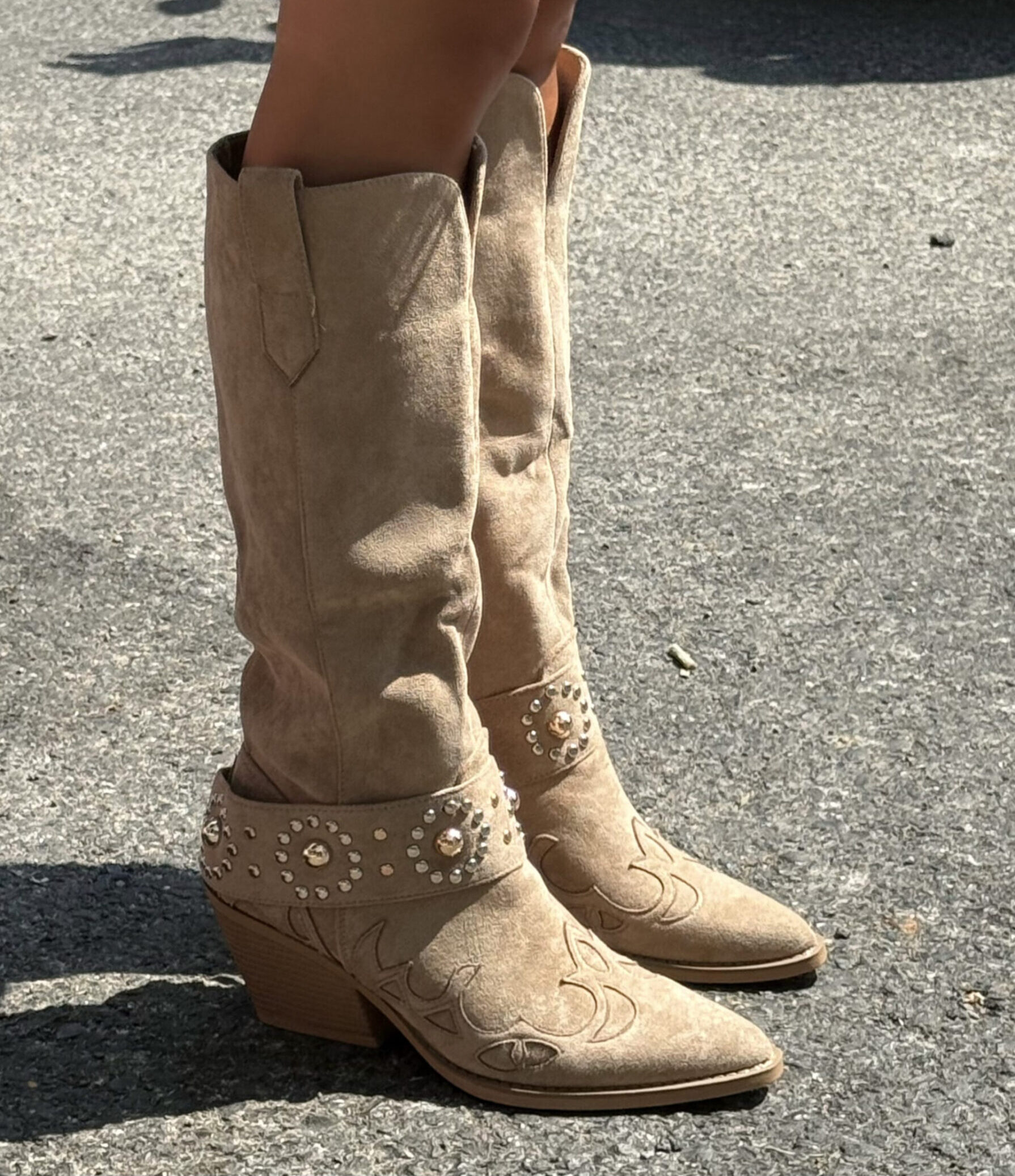 COWBOY BOOTS ΜΕ ΔΙΑΚΟΣΜΗΤΙΚΗ ΑΓΚΡΑΦΑ