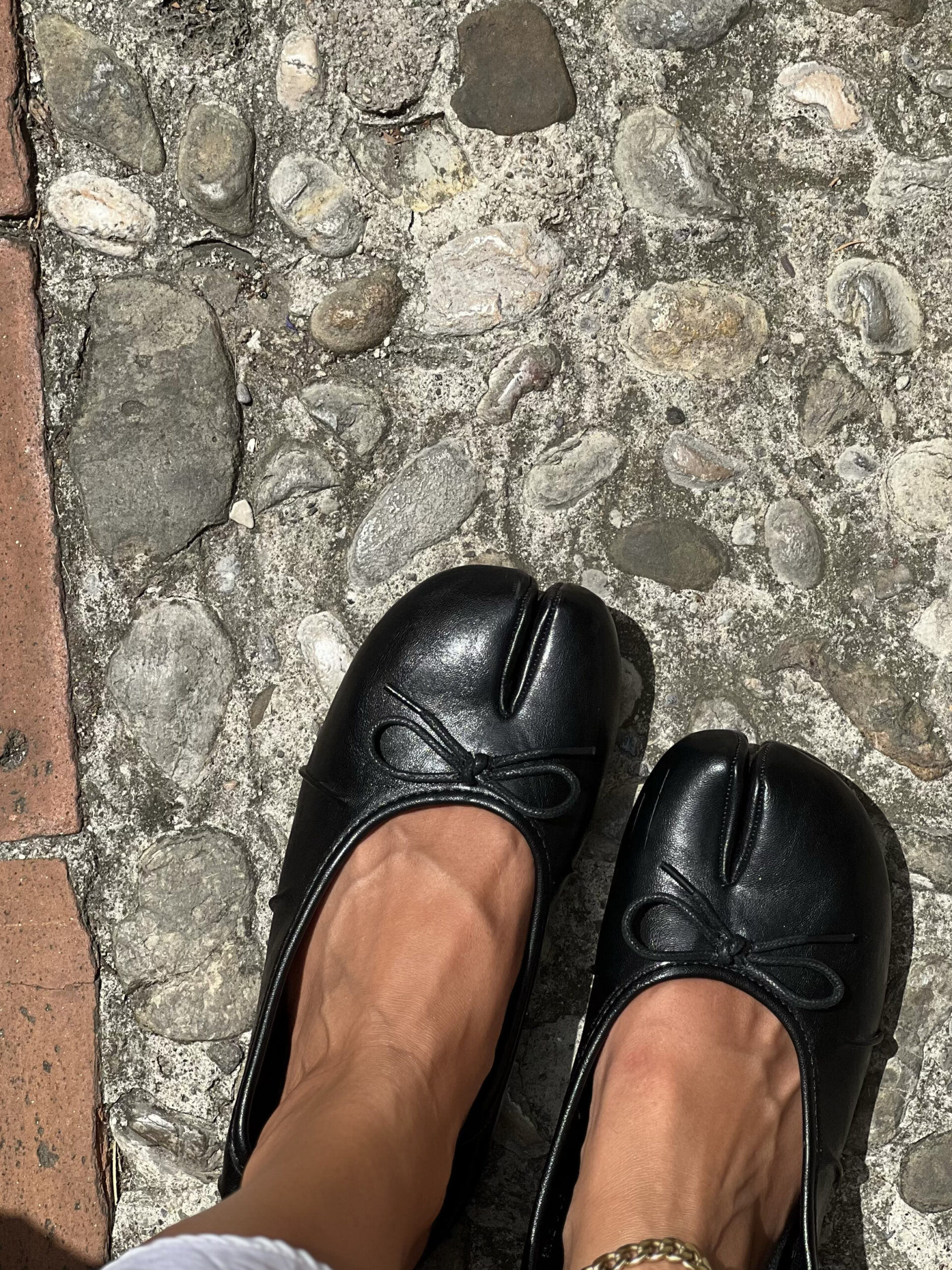 SPLIT-TOE BLACK BALLERINAS - Image 4