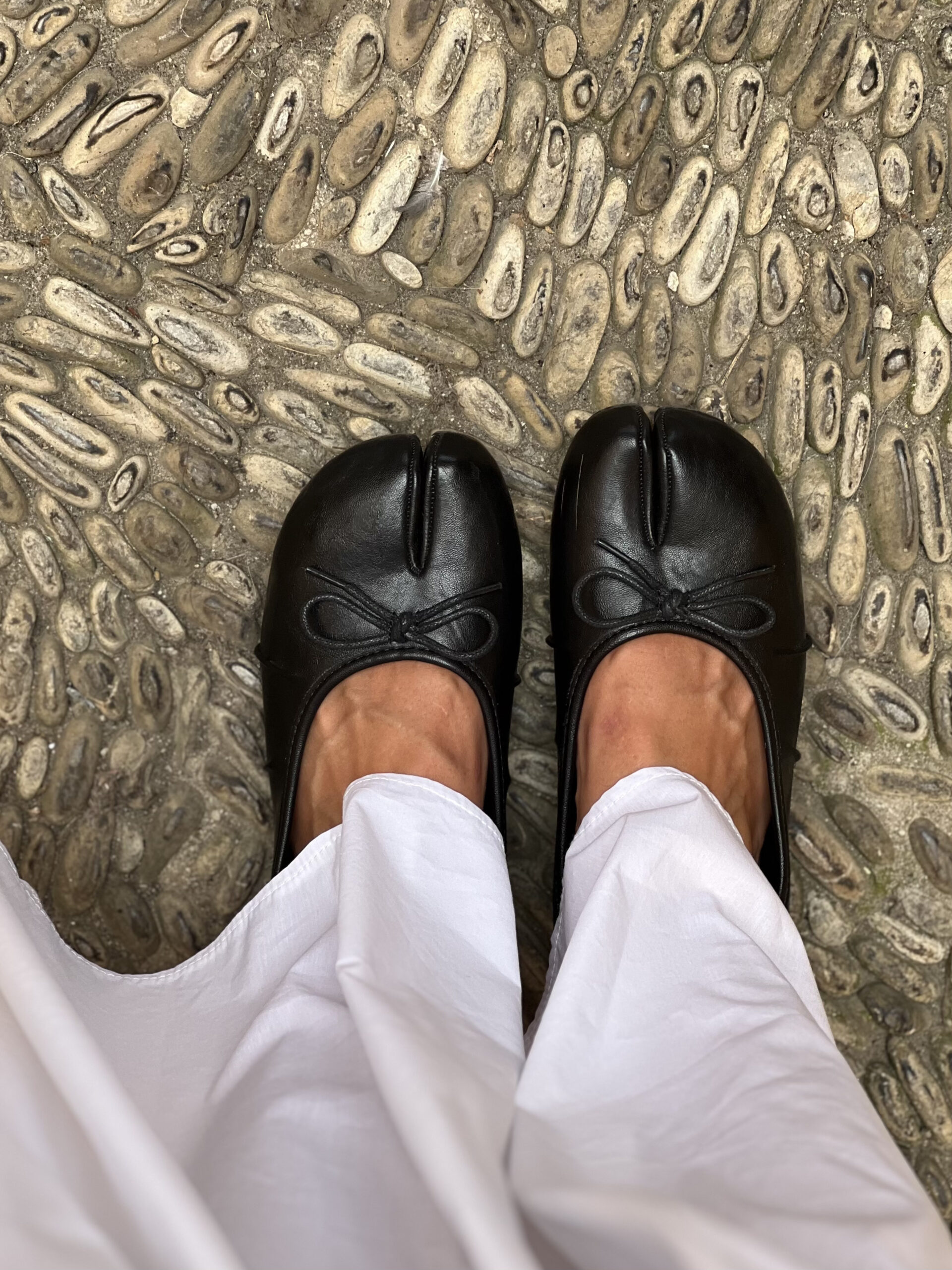 SPLIT-TOE BLACK BALLERINAS - Image 2