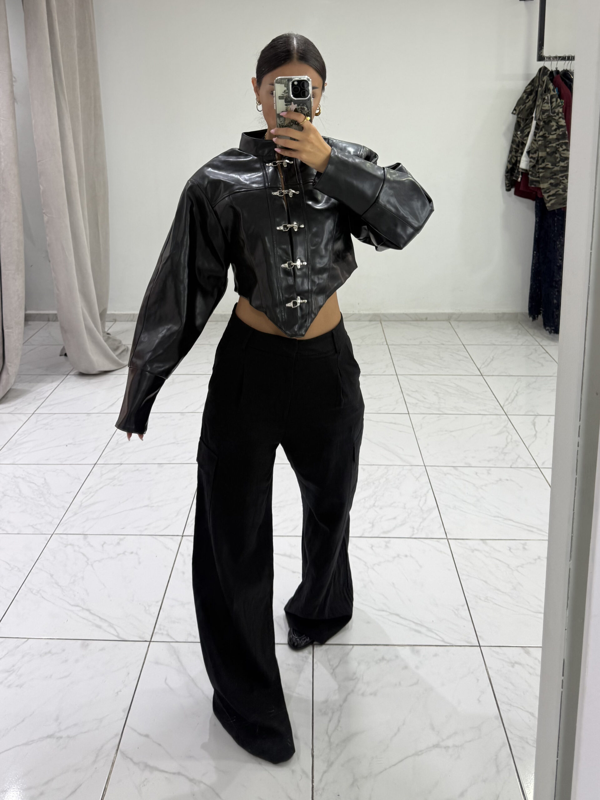 FAUX LEATHER CROPPED JACKET ΜΕ ΑΣΥΜΜΕΤΡΟ ΤΕΛΕΙΩΜΑ - Image 4