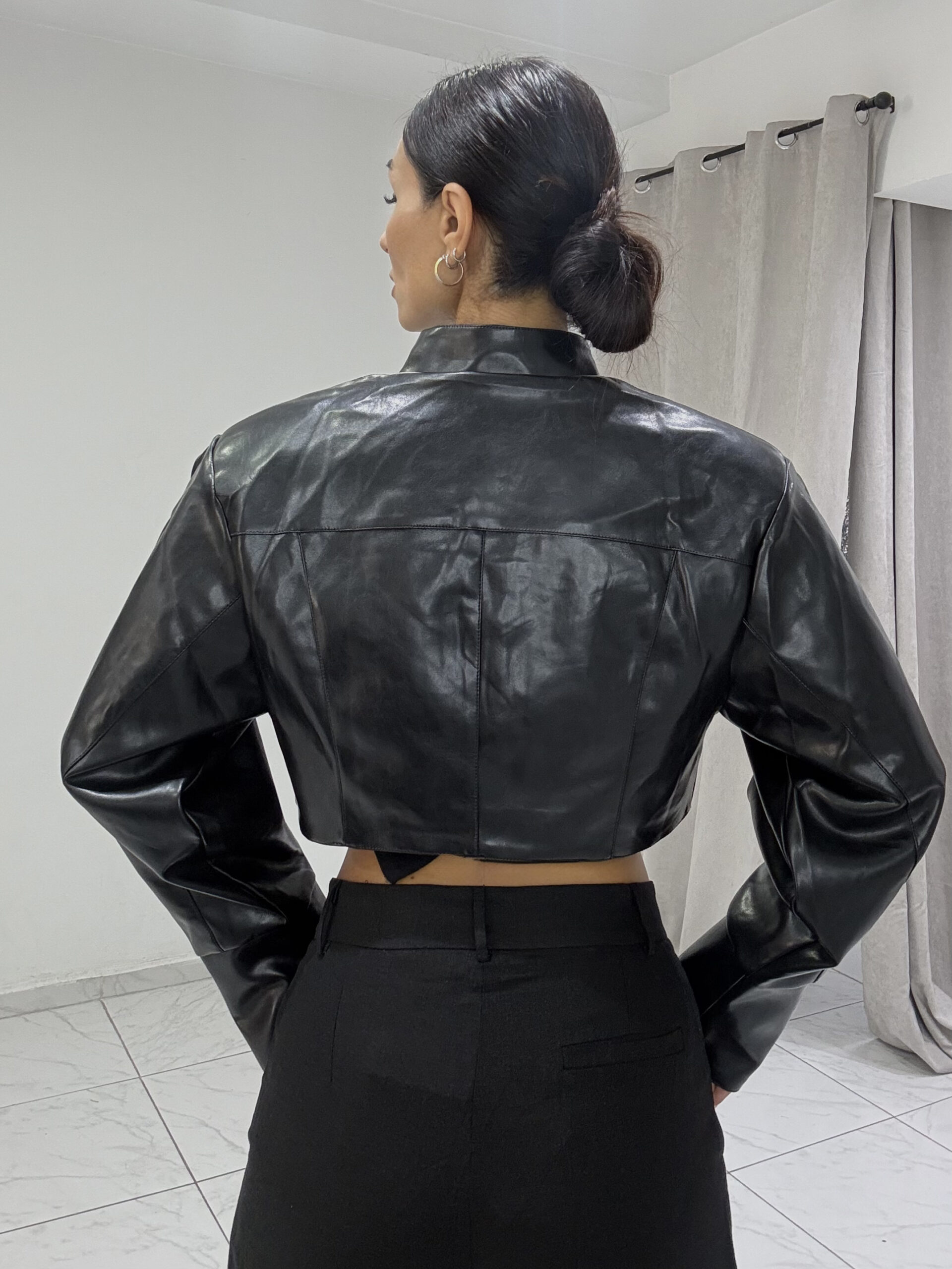 FAUX LEATHER CROPPED JACKET ΜΕ ΑΣΥΜΜΕΤΡΟ ΤΕΛΕΙΩΜΑ - Image 6