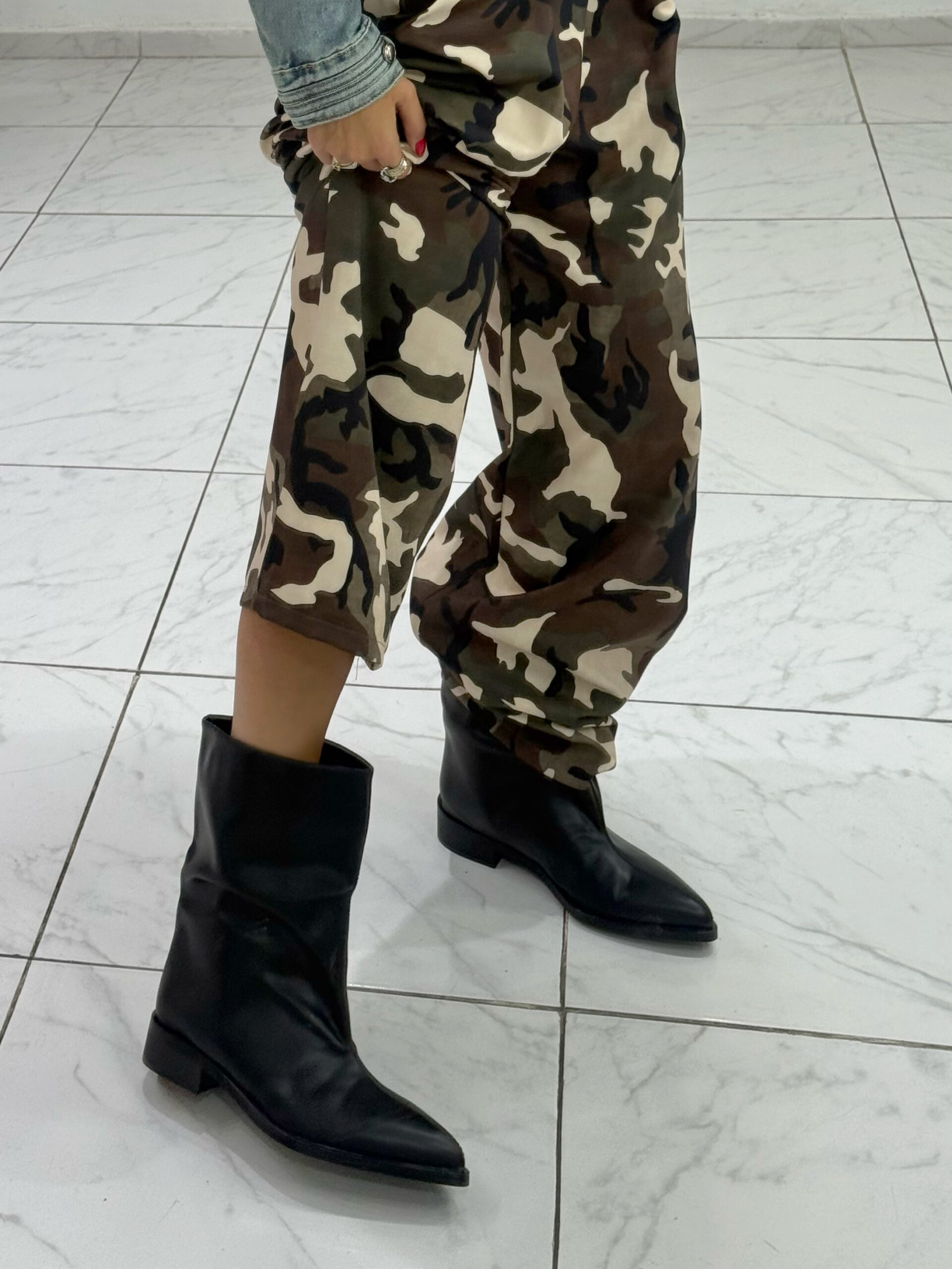 BLACK SLOUCHY WIDE- NECK-BOOTS - Image 2