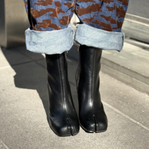 SPLIT-TOE BLACK BOOTIES