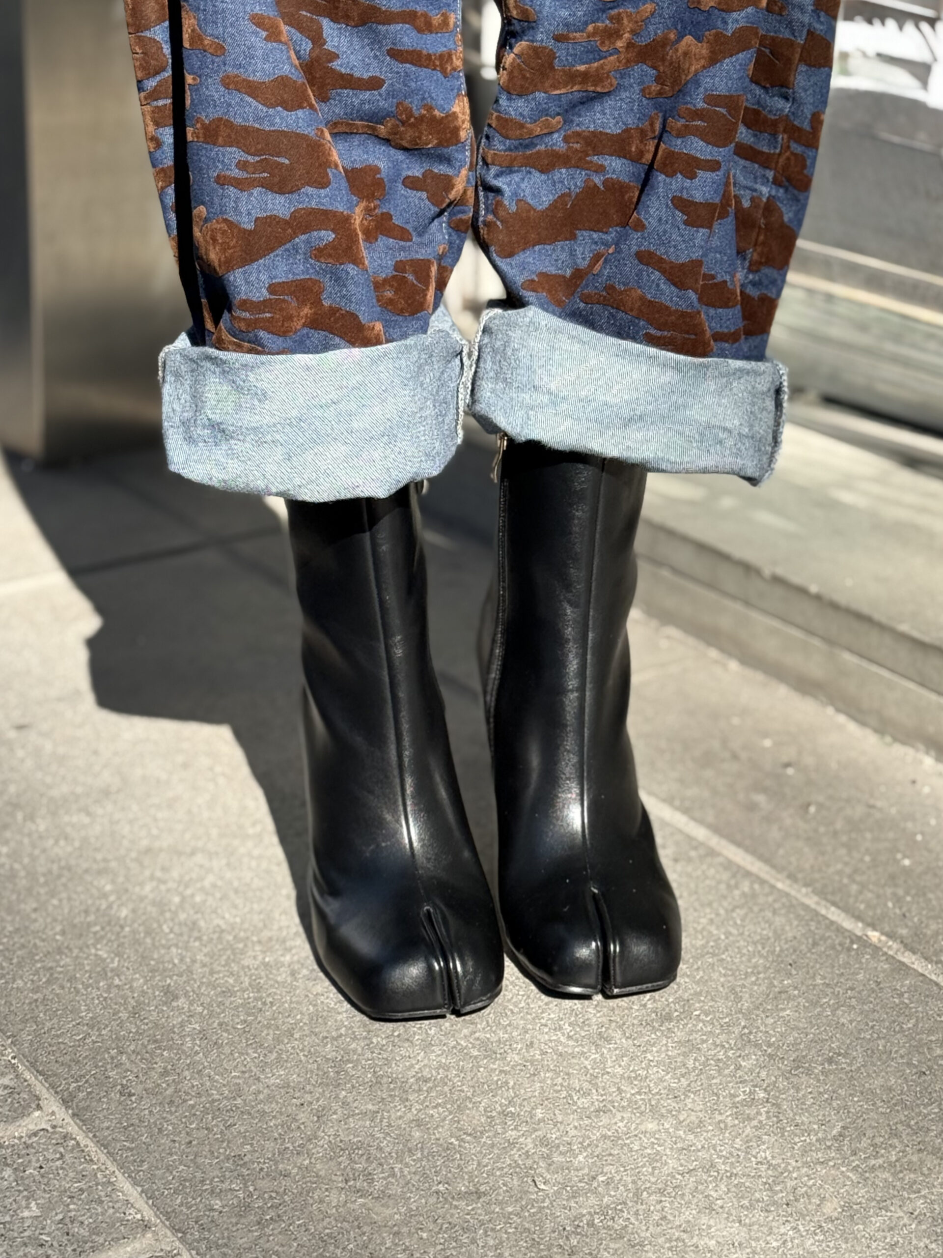 SPLIT-TOE BLACK BOOTIES