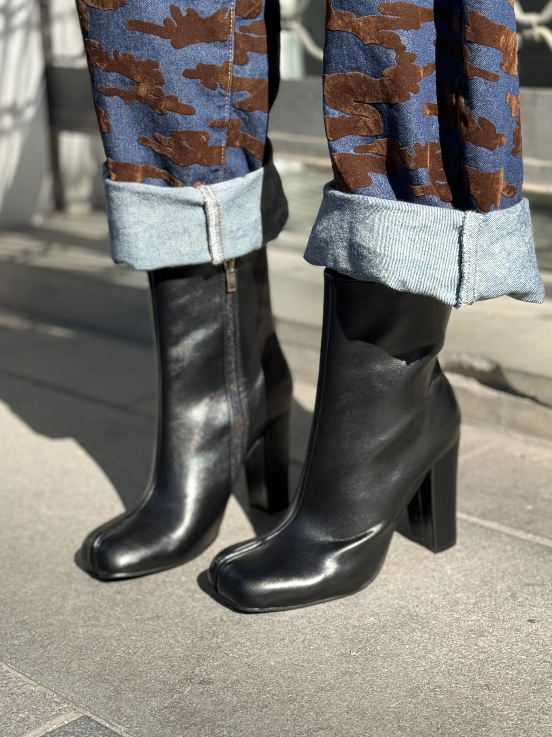 SPLIT-TOE BLACK BOOTIES - Image 4