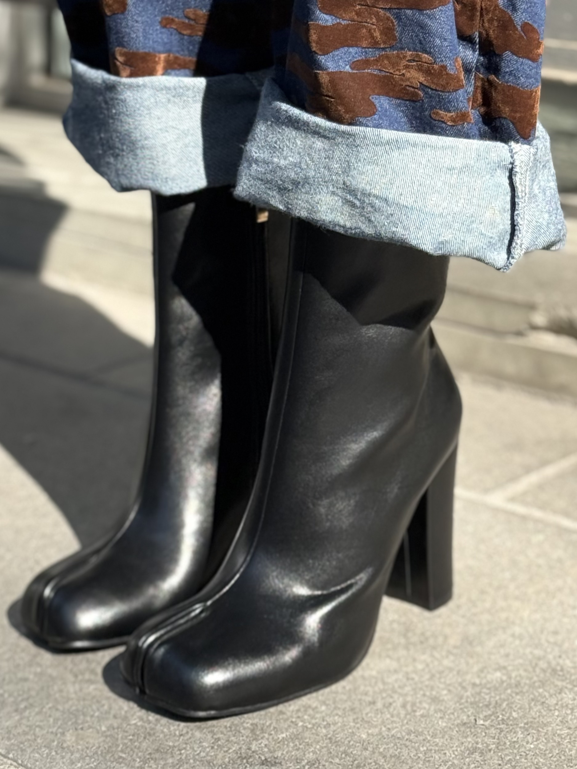 SPLIT-TOE BLACK BOOTIES - Image 5