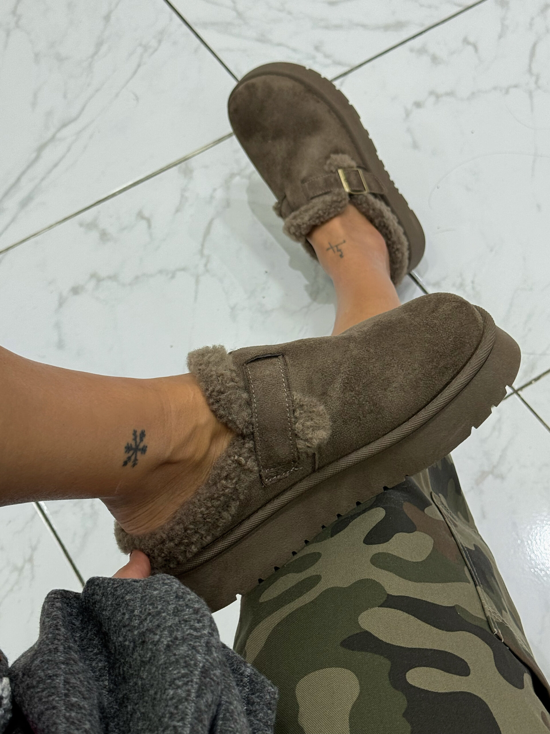GREY/KHAKI FAUX FUR CLOGS - Image 2